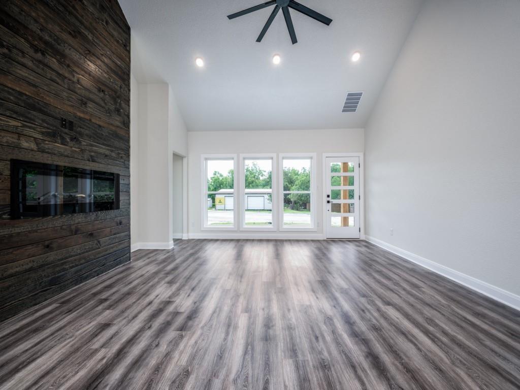 204 West Collins Street Decatur, TX 76234 - Photo 7 of 25