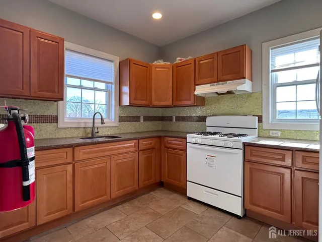 $2,500 | 664 Amboy Avenue, Woodbridge, NJ 07095