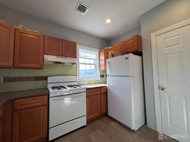 $2,500 | 664 Amboy Avenue, Woodbridge, NJ 07095