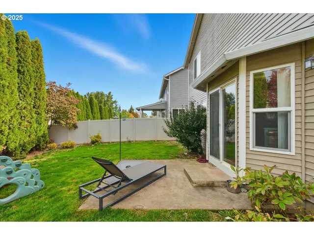 a view of a house with backyard
