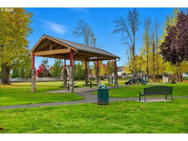 a view of yard with green space