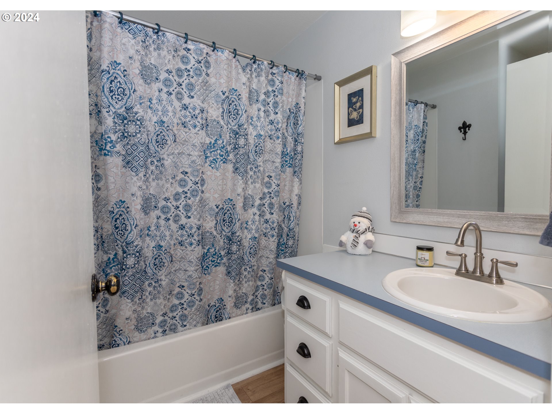 1690 Ridgley Boulevard Eugene, OR 97401 - Photo 15 of 30 a bathroom with a sink and a mirror