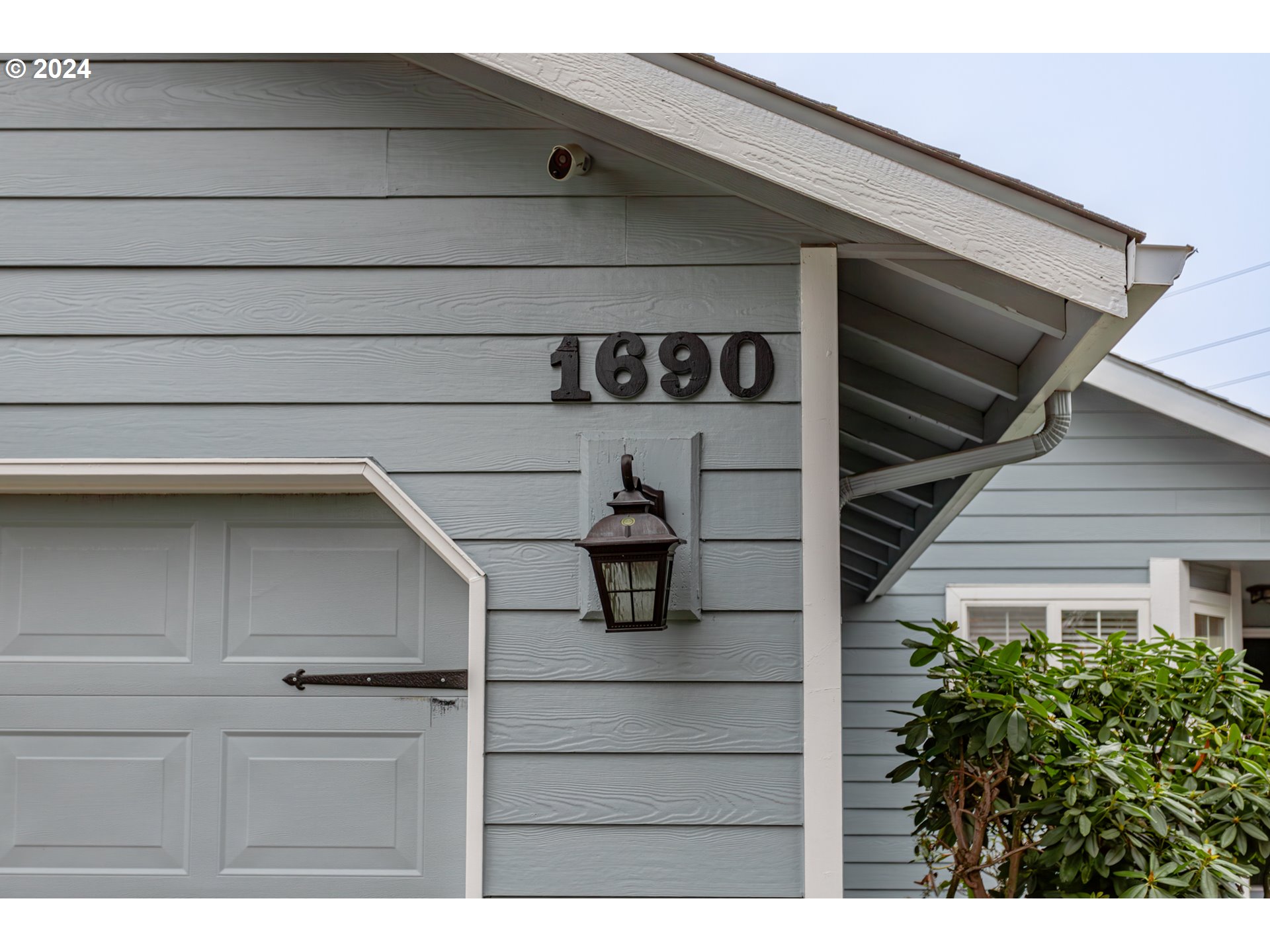 1690 Ridgley Boulevard Eugene, OR 97401 - Photo 2 of 30 a view of entryway