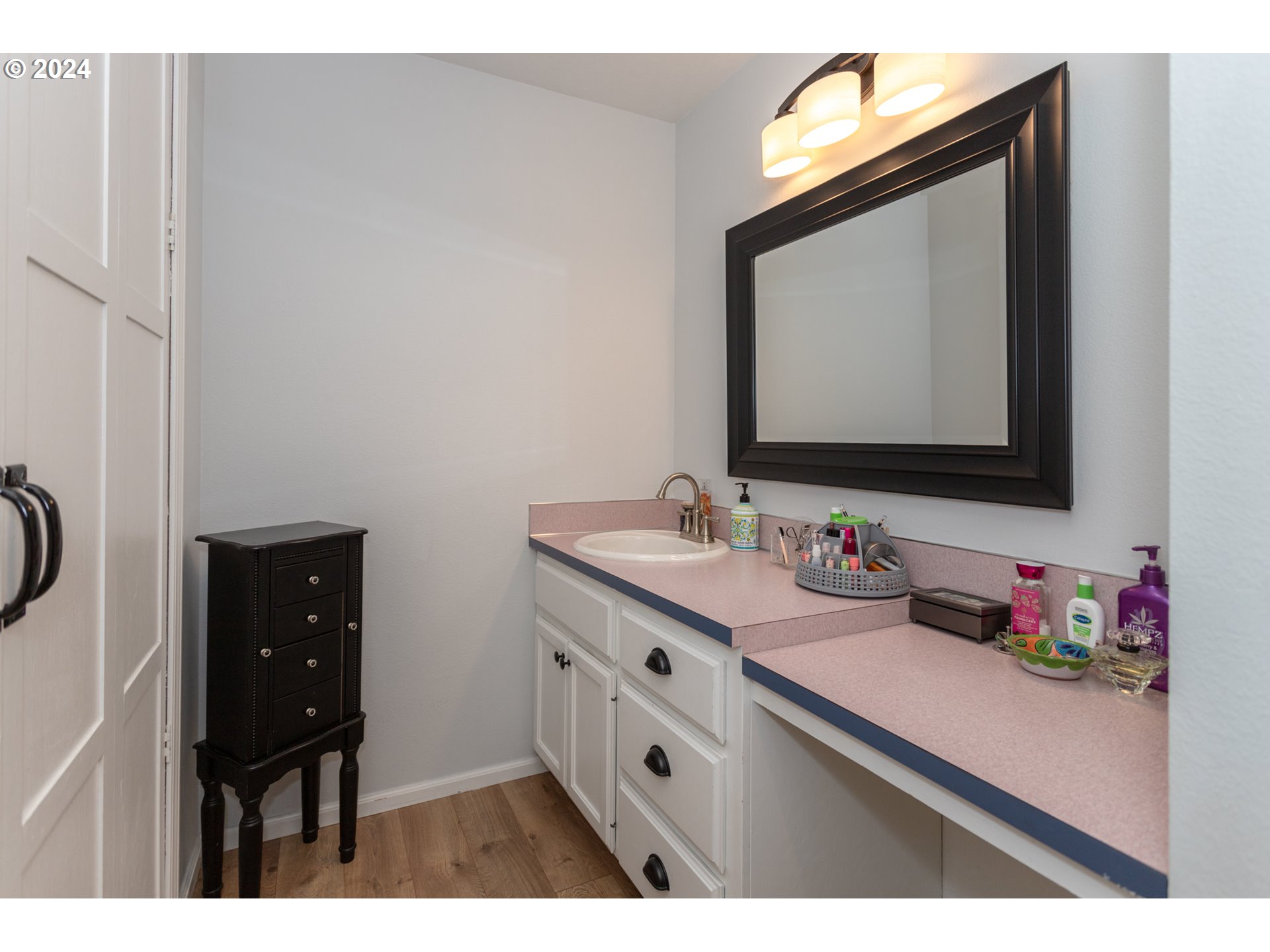 1690 Ridgley Boulevard Eugene, OR 97401 - Photo 22 of 30 a bathroom with a sink and a mirror