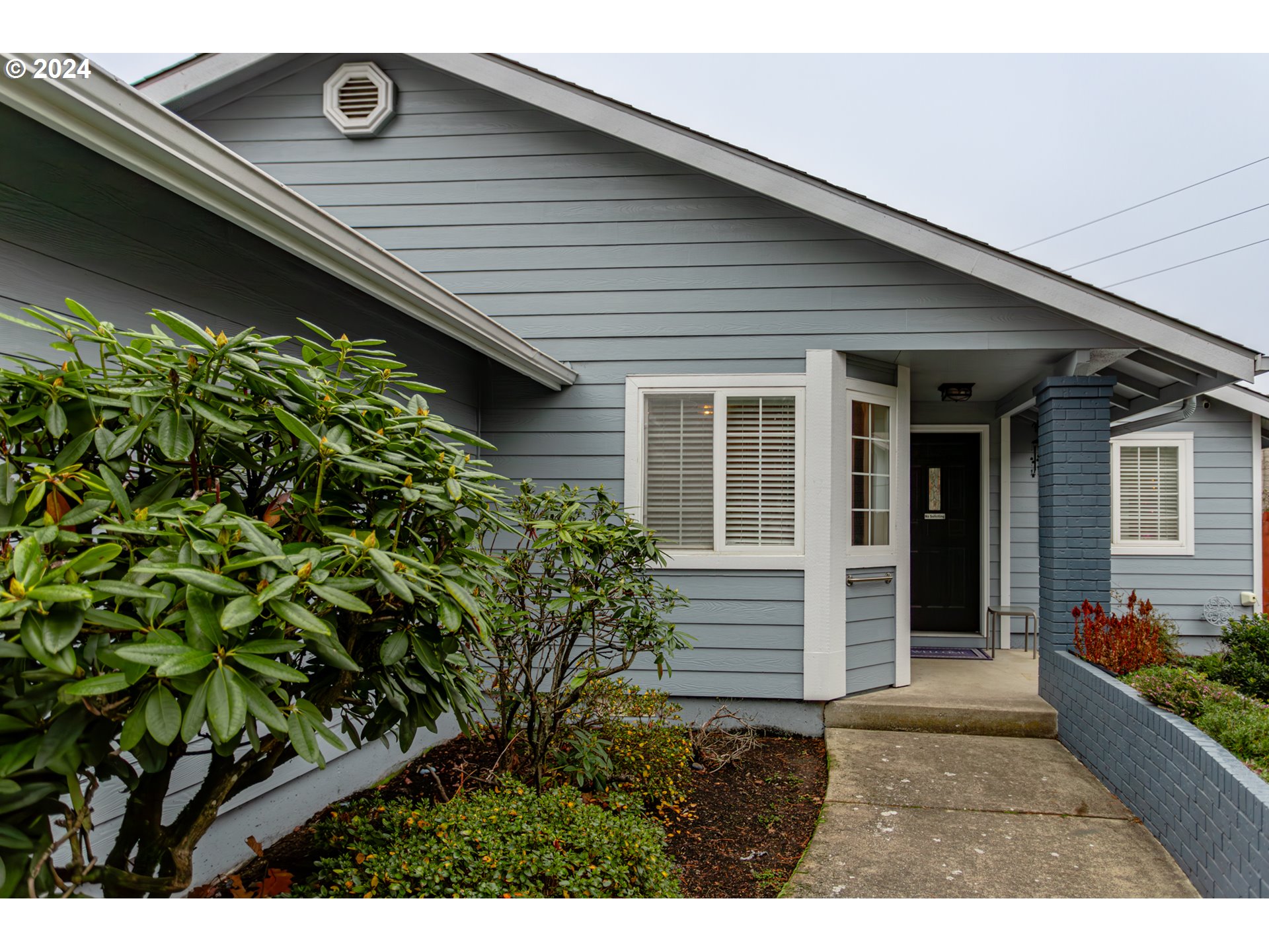 1690 Ridgley Boulevard Eugene, OR 97401 - Photo 3 of 30 a front view of a house with a yard