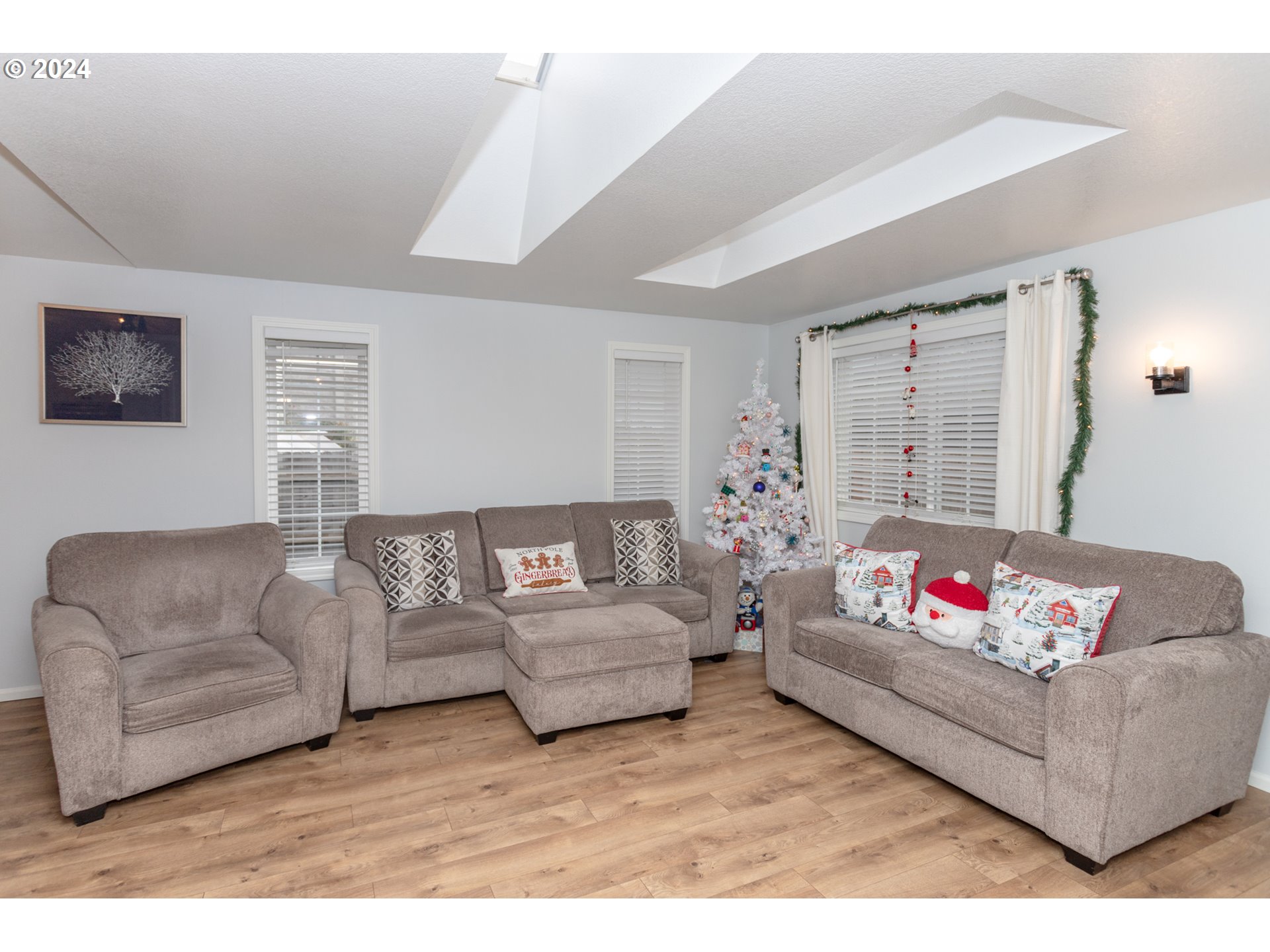 1690 Ridgley Boulevard Eugene, OR 97401 - Photo 7 of 30 a living room with furniture and a couch