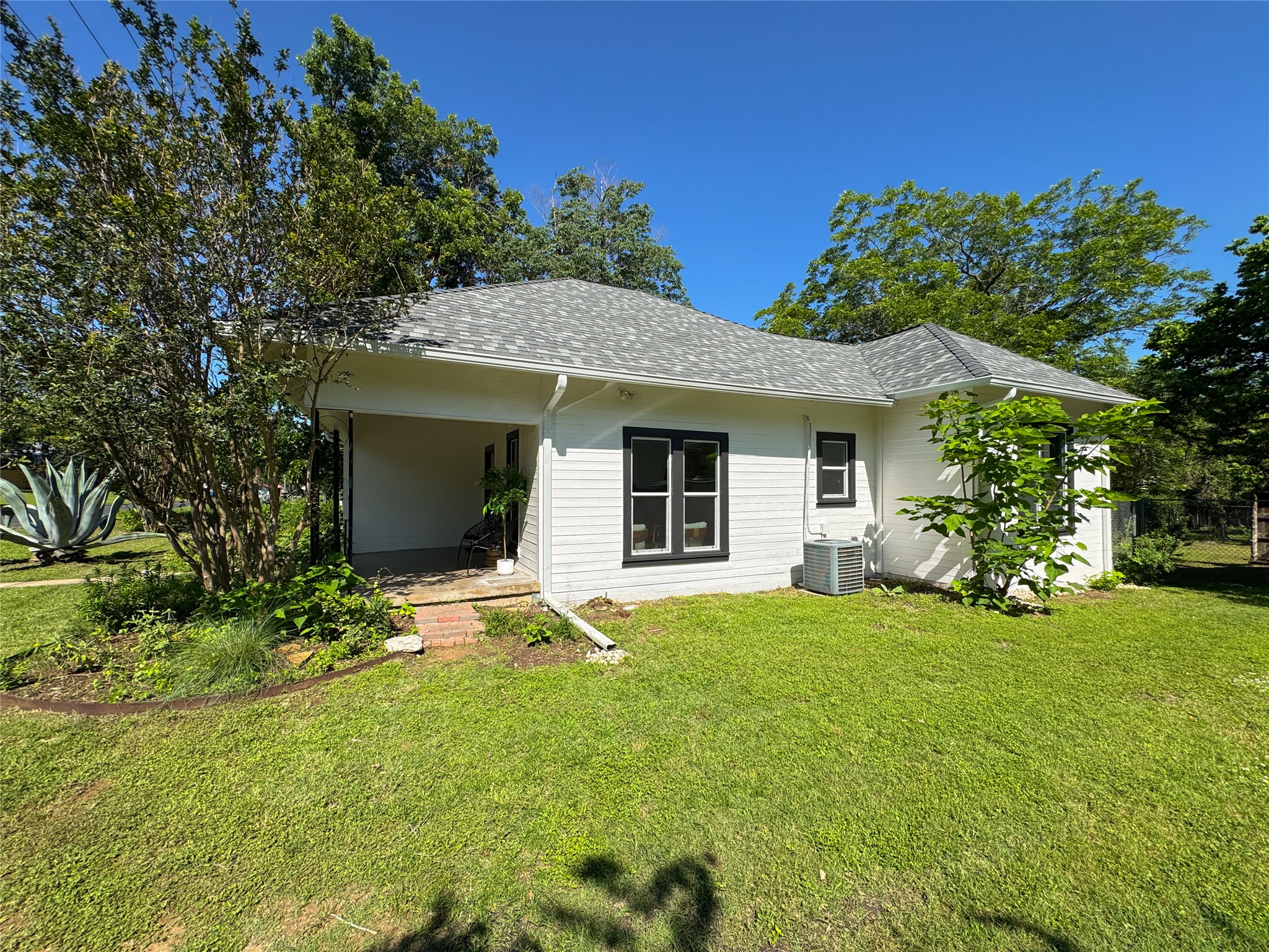 302 East Brenham Street Elgin, TX 78621 - Photo 28 of 38