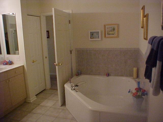 660 McHenry Road, Unit 402 Wheeling, IL 60090 - Photo 9 of 11