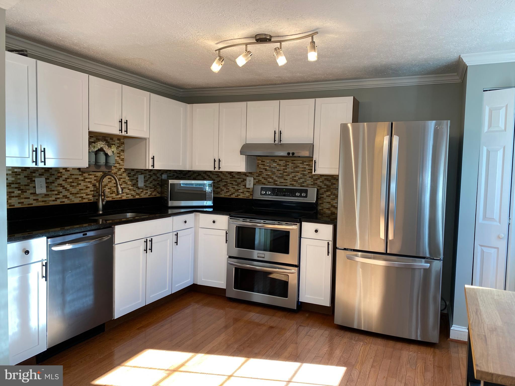 1666 Barnstead Drive Reston, VA 20194 - Photo 14 of 51 Kitchen
