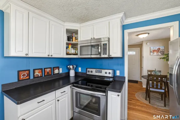 $279,900 | 91 Ellsworth Drive, Bloomfield, CT 06002