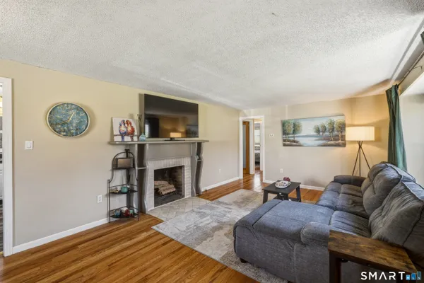 $279,900 | 91 Ellsworth Drive, Bloomfield, CT 06002