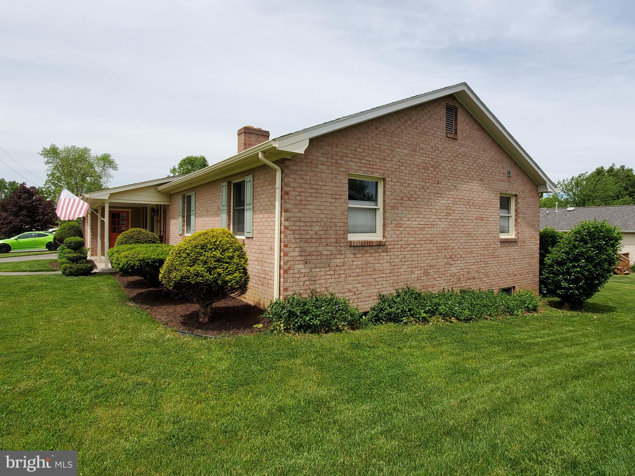134 Russelcroft Road Winchester, VA 22601 - Photo 4 of 35 Front Right