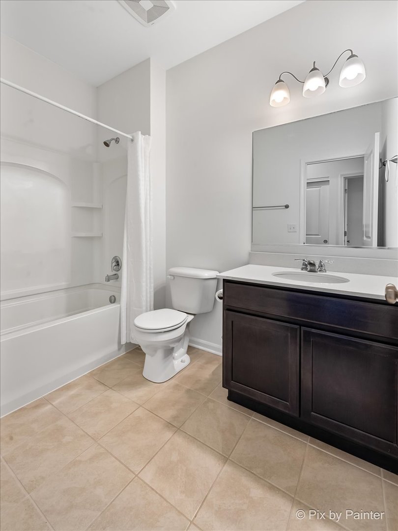 462 Comstock Road South Elgin, IL 60177 - Photo 17 of 23 a bathroom with a sink toilet and shower