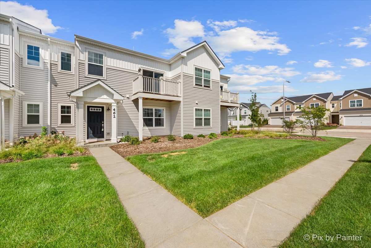 462 Comstock Road South Elgin, IL 60177 - Photo 2 of 23 a front view of a house with a yard