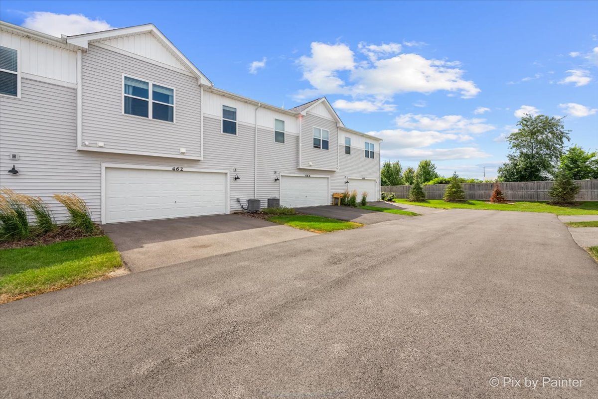 462 Comstock Road South Elgin, IL 60177 - Photo 21 of 23 a view of an house with backyard and road