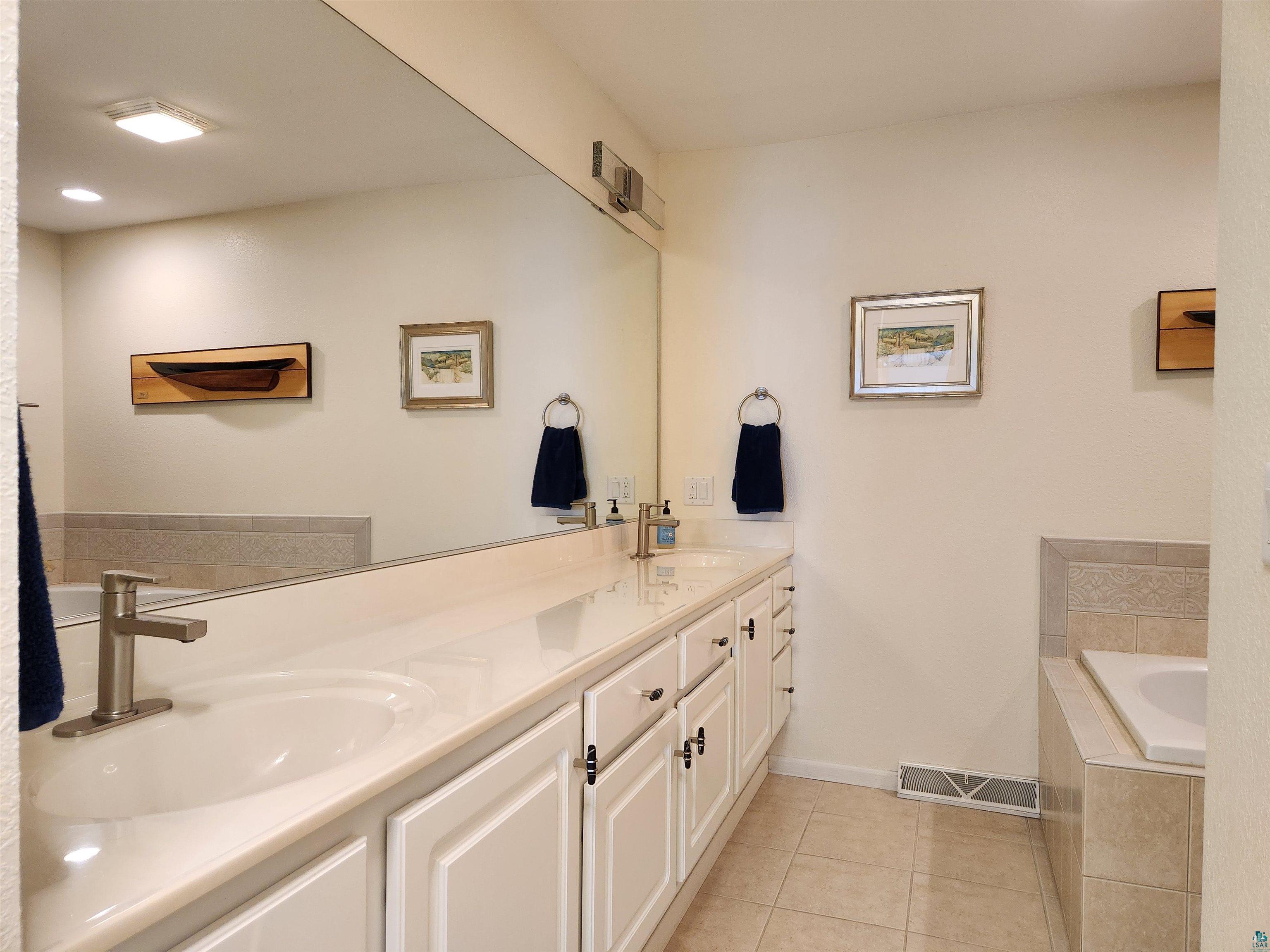 34605 Pumphouse Road, Unit 404 Bayfield, WI 54814 - Photo 19 of 37 primary bath