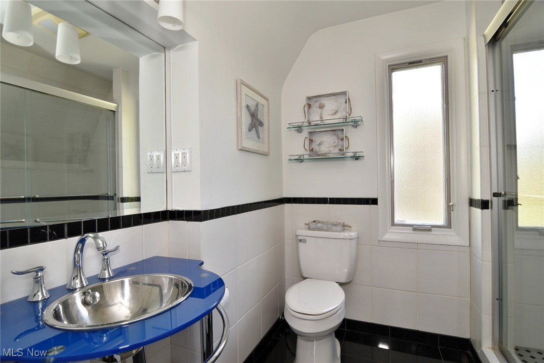 18400 Shelburne Road Cleveland, OH 44118 - Photo 31 of 41 3rd floor bedroom ensuite full bath