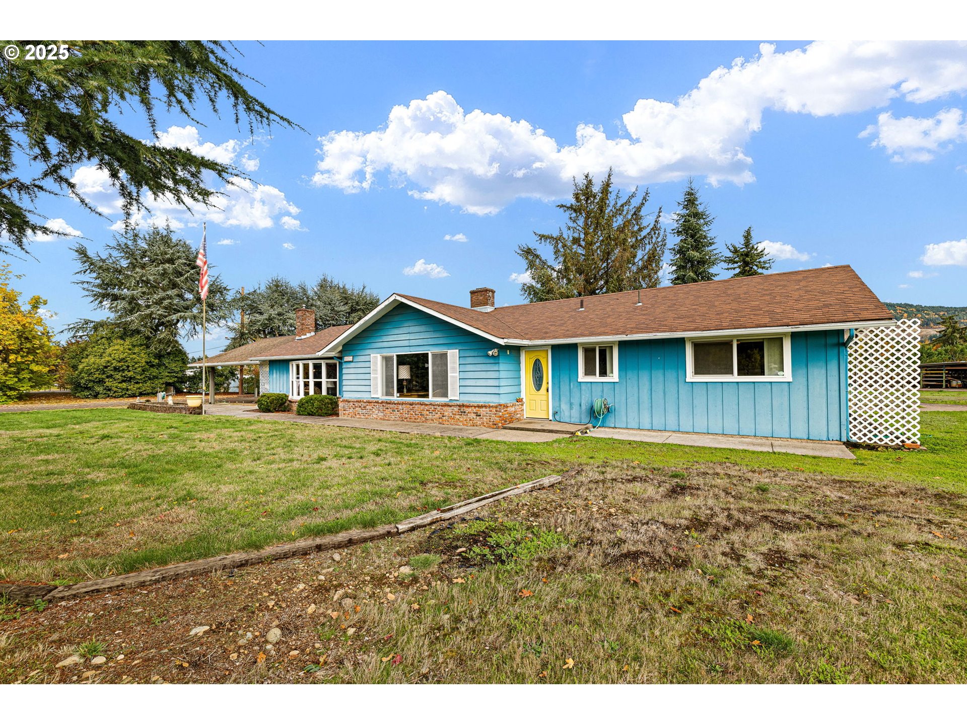 80216 Delight Valley School Road Cottage Grove, OR 97424 - Photo 6 of 47 a front view of a house with a garden
