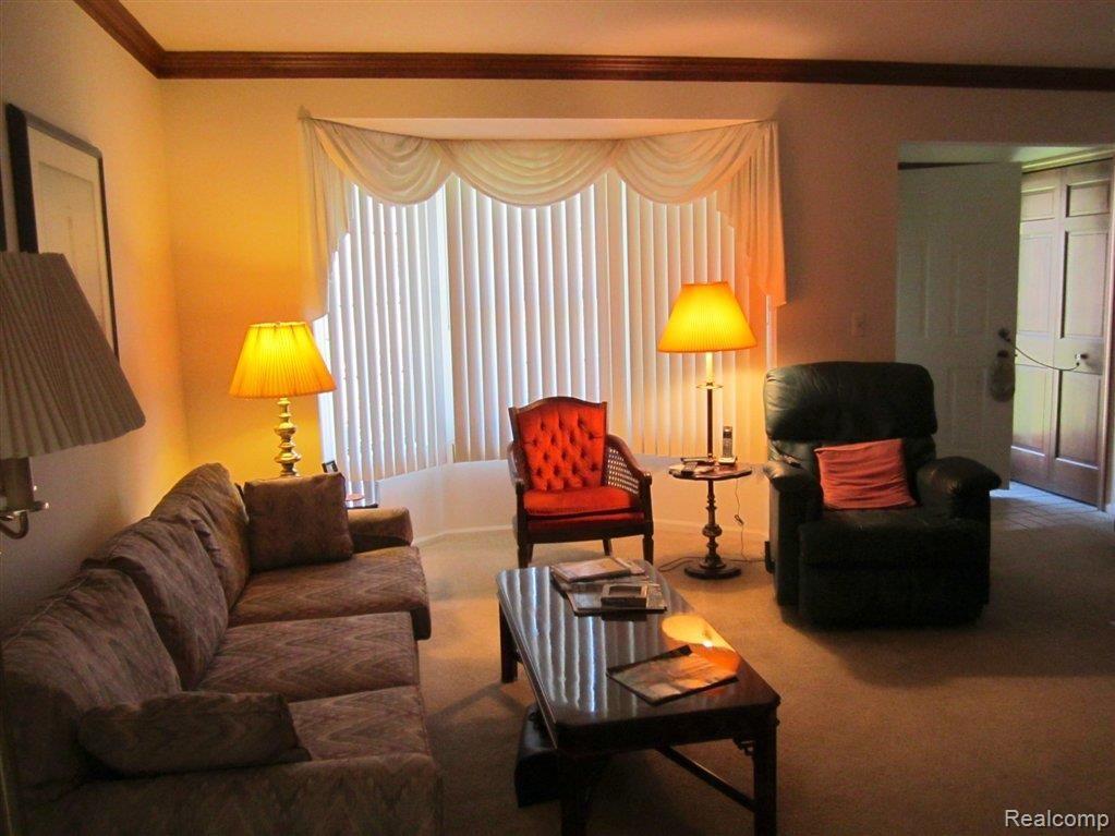 369 Meadow Bridge Drive Rochester, MI 48307 - Photo 5 of 9 Alcove in LR.jpg