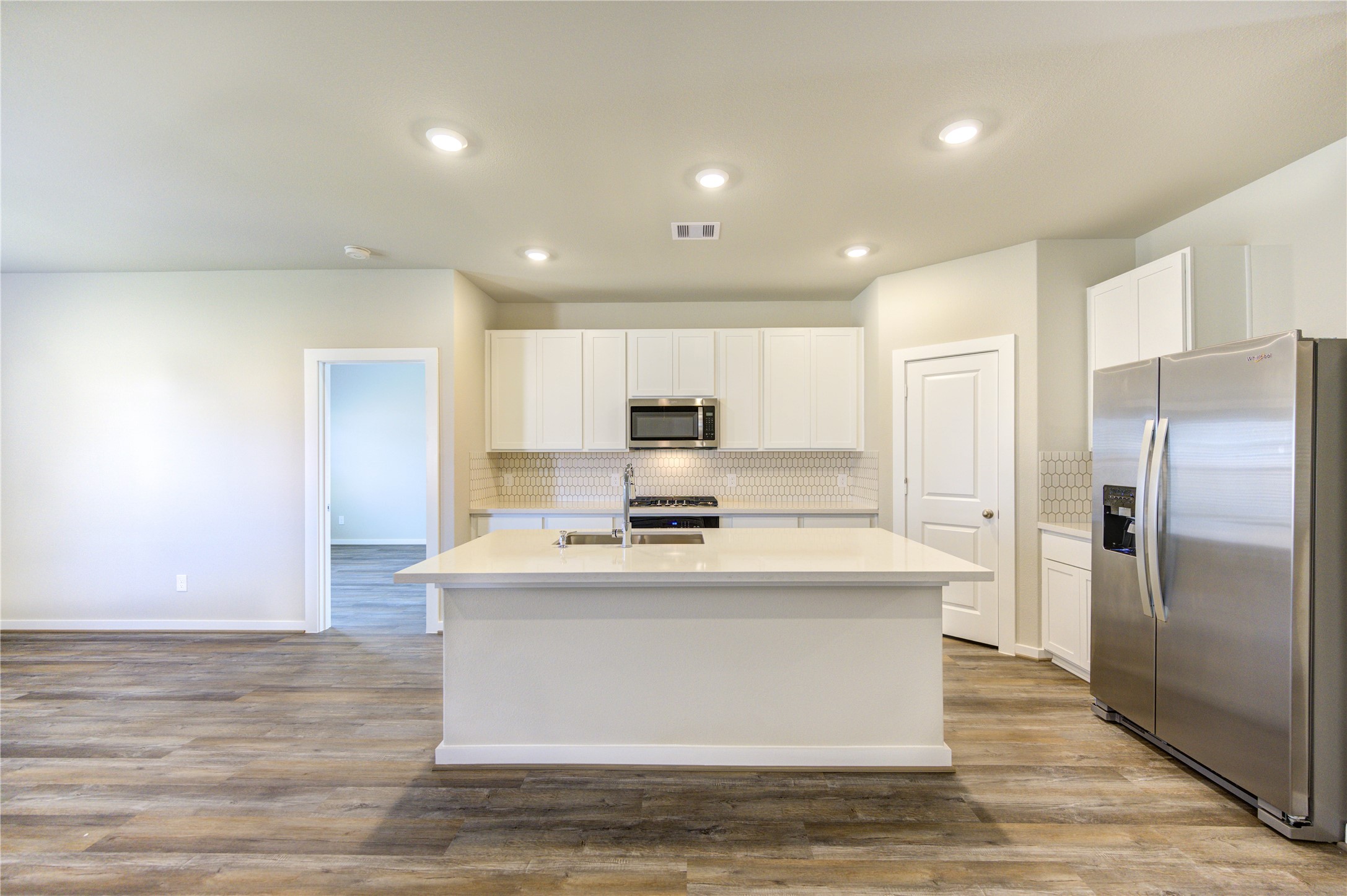 6219 Lost Rdg Lane Richmond, TX 77469 - Photo 19 of 50 a large kitchen with stainless steel appliances a large counter top a stove and a refrigerator