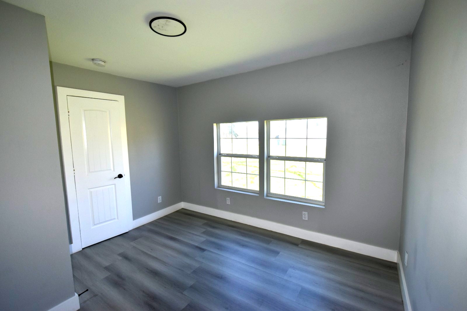 504 North Cedar Street Sweeny, TX 77480 - Photo 19 of 27 an empty room with wooden floor and windows