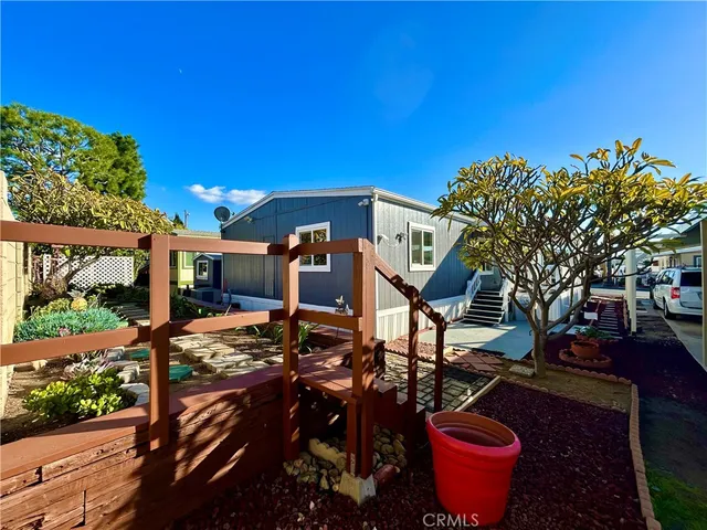 a view of a house with backyard