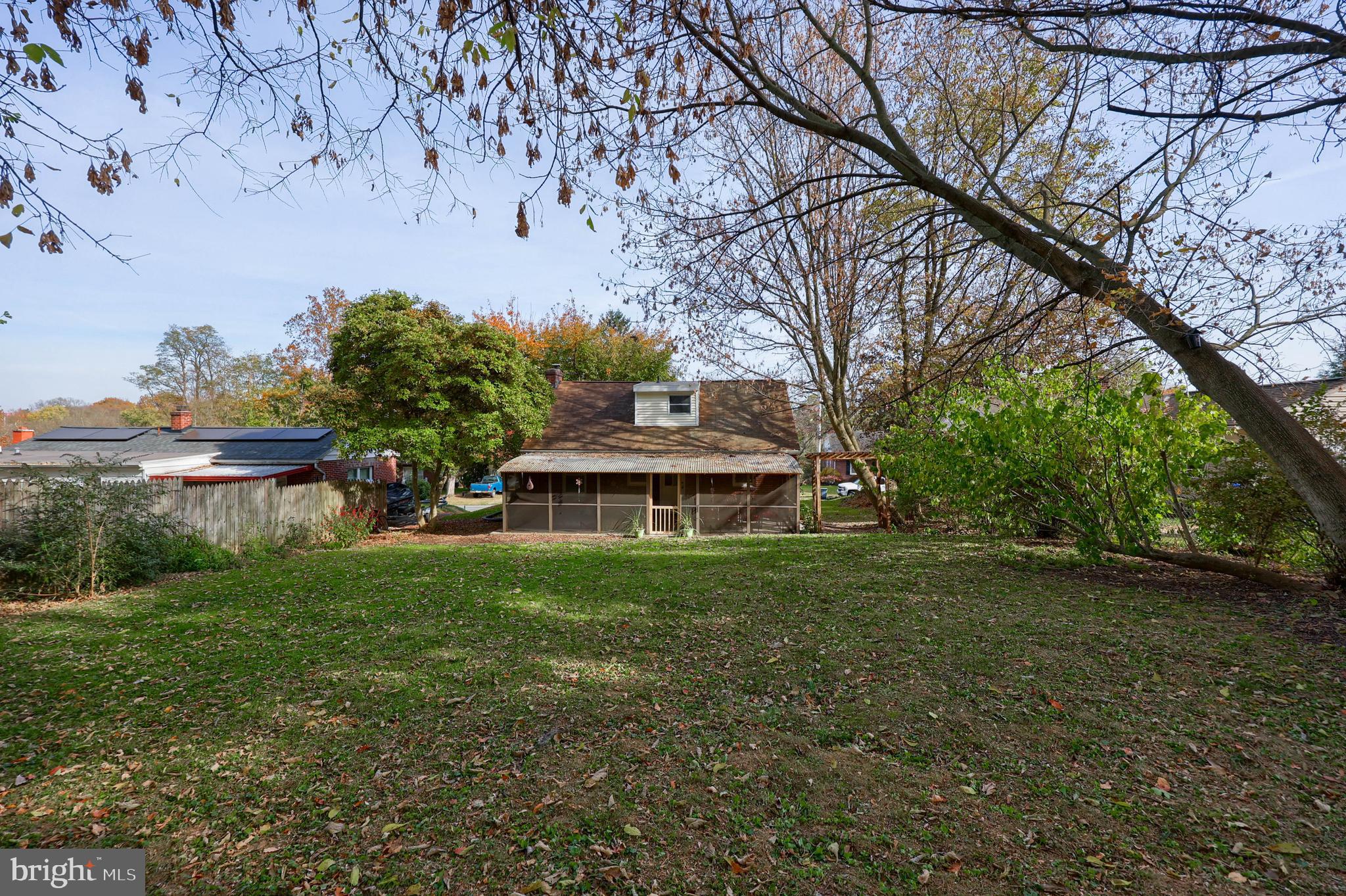 20 Willis Lane Lancaster, PA 17602 - Photo 30 of 39 a front view of a house with garden