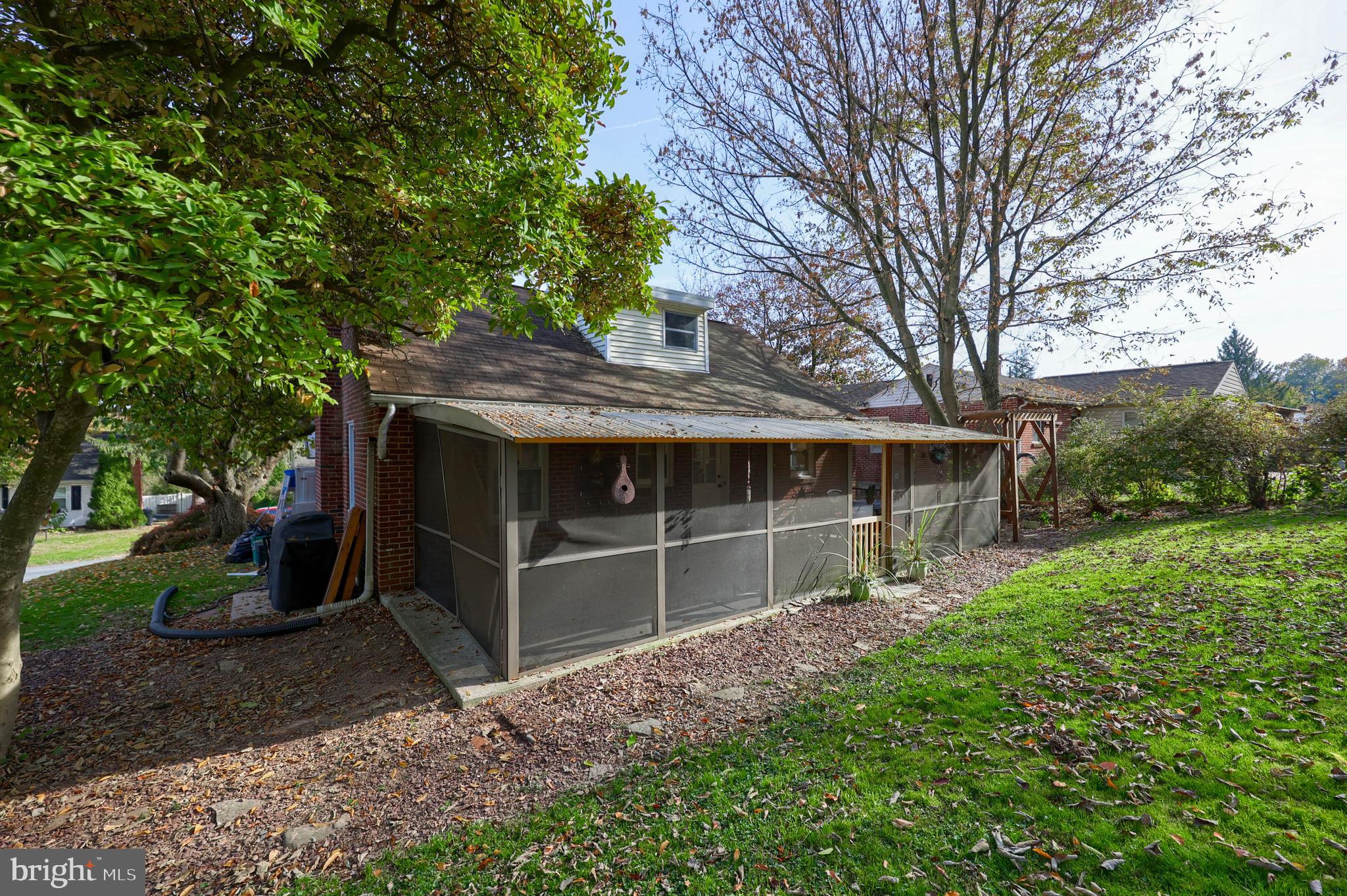 20 Willis Lane Lancaster, PA 17602 - Photo 35 of 39 a front view of a house with garden