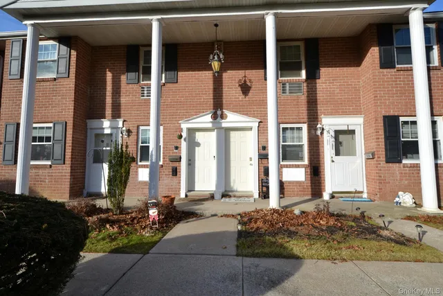 $259,990 | 25 Glen Hollow Drive, Unit H23, Holtsville, NY 11742