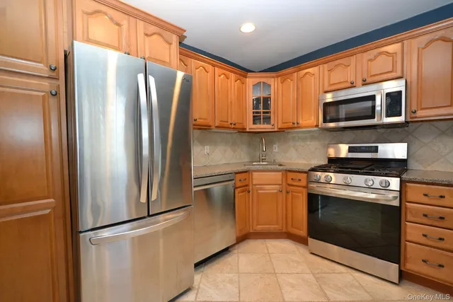 $259,990 | 25 Glen Hollow Drive, Unit H23, Holtsville, NY 11742