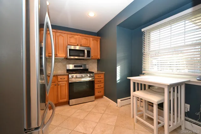 $259,990 | 25 Glen Hollow Drive, Unit H23, Holtsville, NY 11742