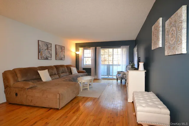 $259,990 | 25 Glen Hollow Drive, Unit H23, Holtsville, NY 11742