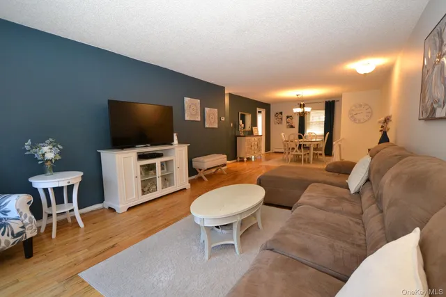 $259,990 | 25 Glen Hollow Drive, Unit H23, Holtsville, NY 11742