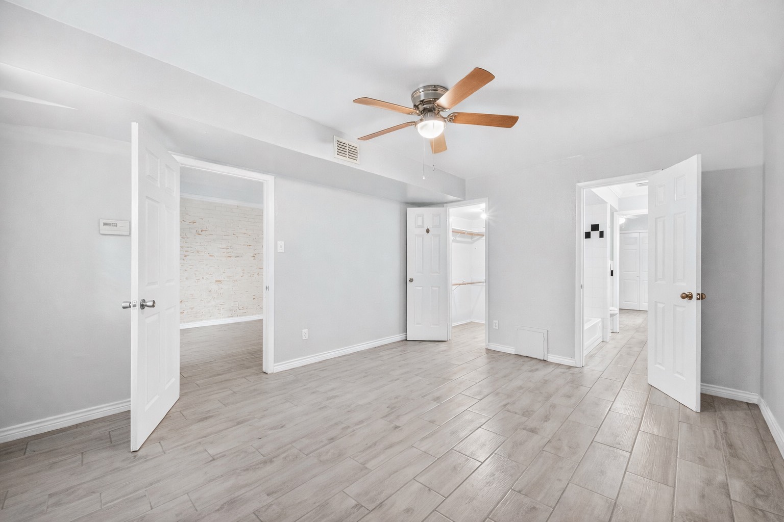 1418 Vermont Street, Unit 3 Houston, TX 77006 - Photo 6 of 14 a view of an empty room and wooden floor
