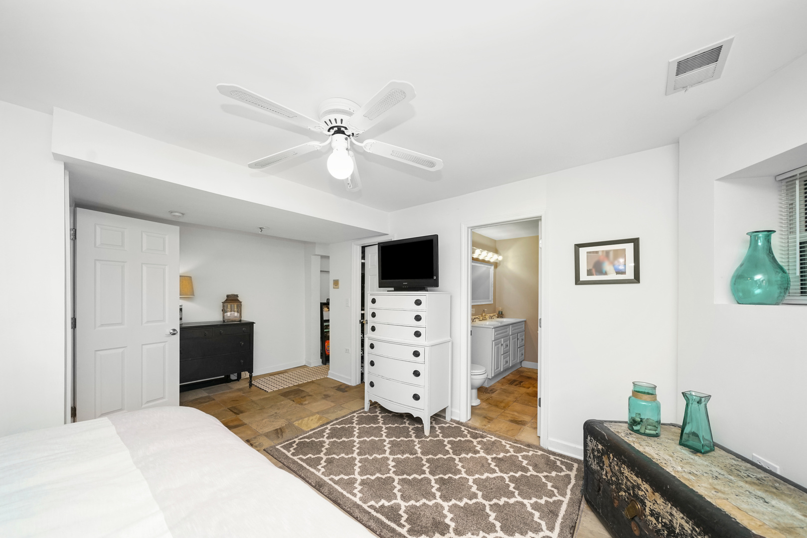 712 West Roscoe Street, Unit 3D Chicago, IL 60657 - Photo 12 of 23 a bedroom with a bed and a television