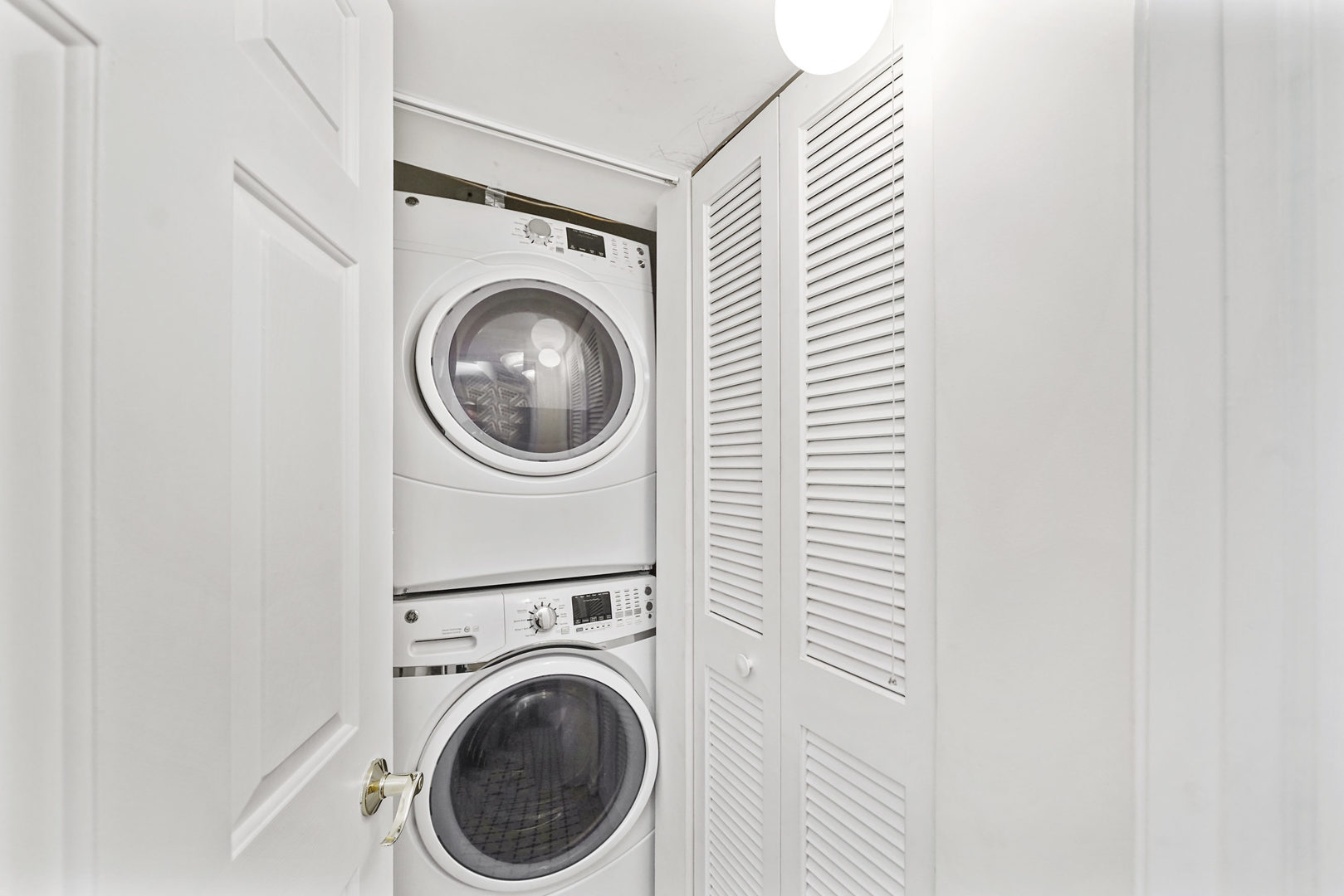 712 West Roscoe Street, Unit 3D Chicago, IL 60657 - Photo 16 of 23 a utility room with dryer and washer