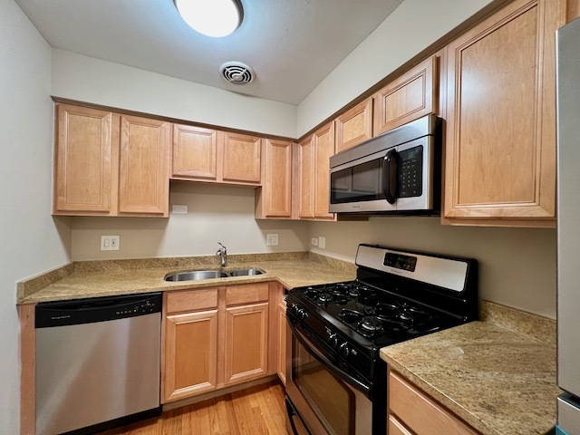 1415 West Lunt Avenue, Unit 304 Chicago, IL 60626 - Photo 6 of 14 a kitchen with a stove and a microwave