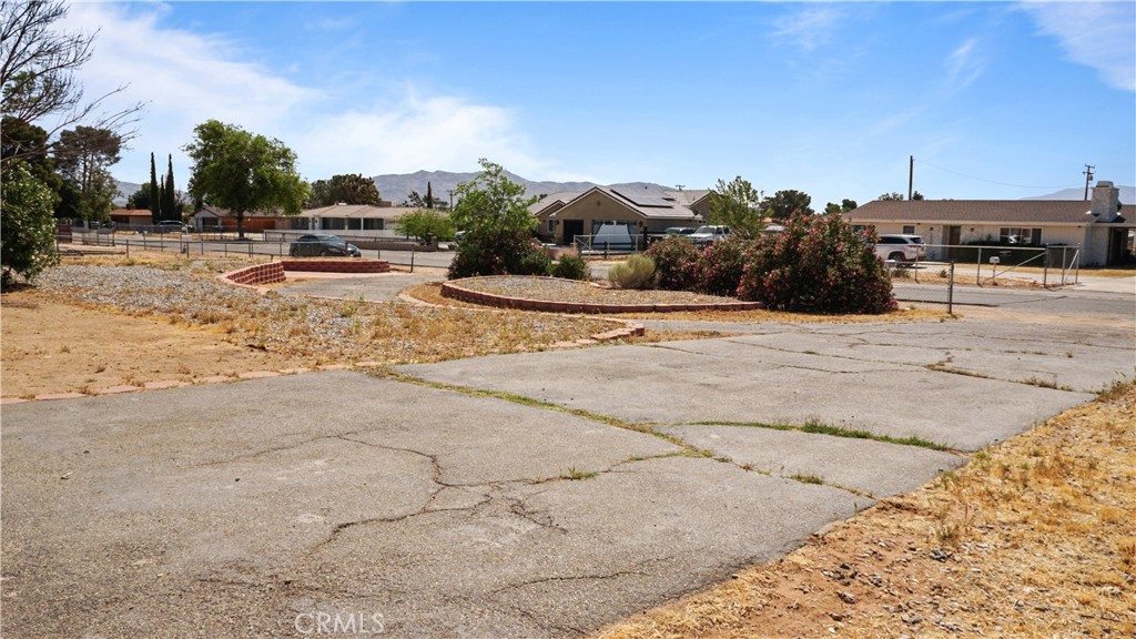13814 Kiowa Road Apple Valley, CA 92307 - Photo 4 of 20
