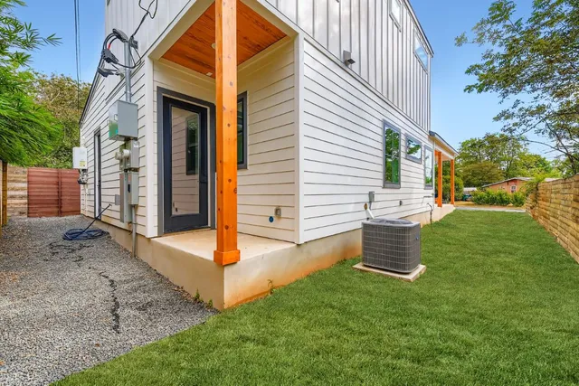a view of a house with backyard