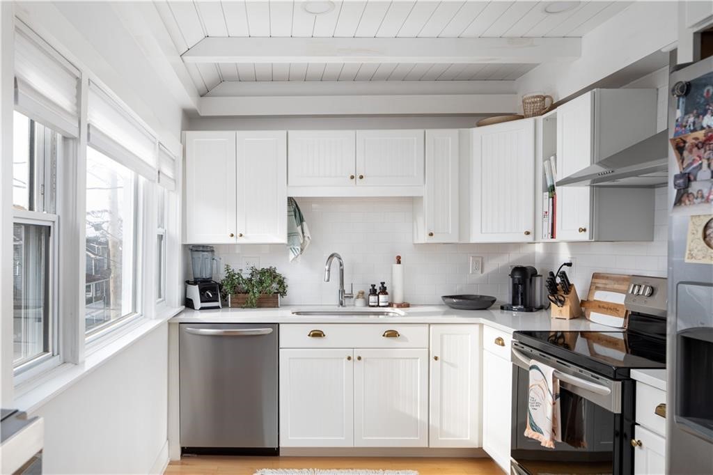 22 Dearborn Street, Unit 2 Newport, RI 02840 - Photo 2 of 22