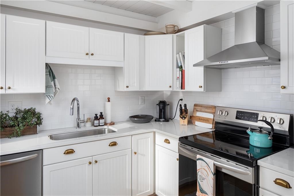 22 Dearborn Street, Unit 2 Newport, RI 02840 - Photo 3 of 22