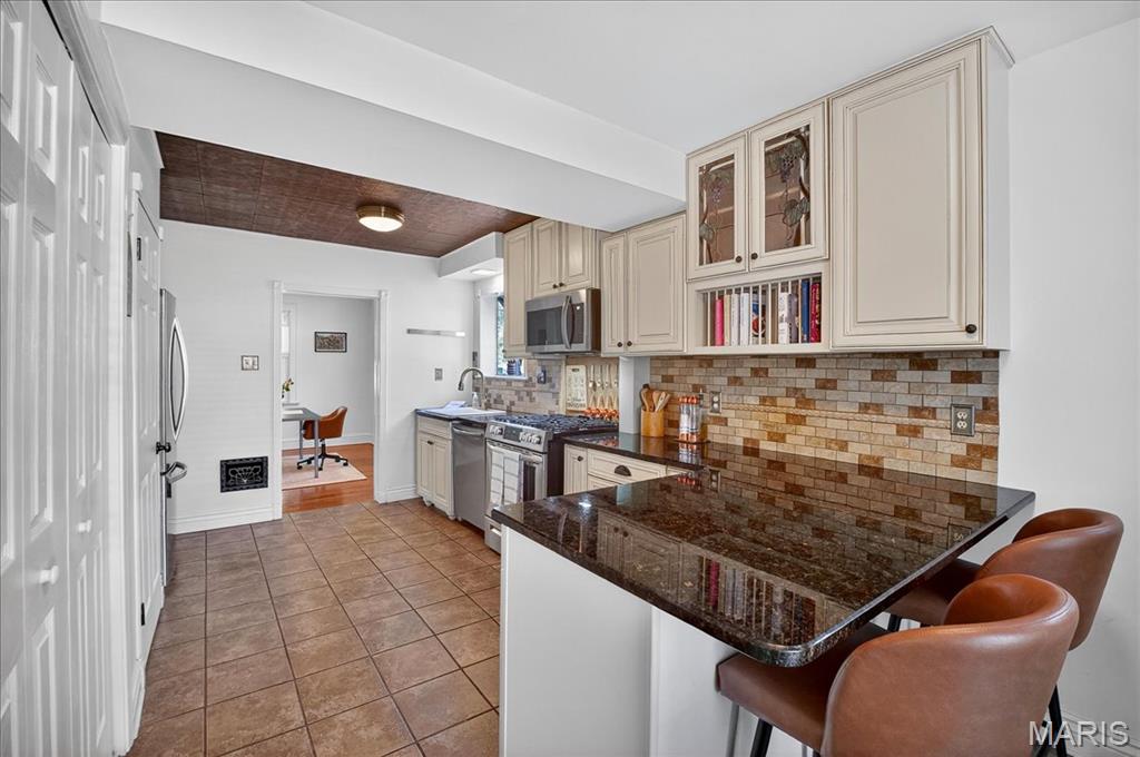 558 South Geyer Road Kirkwood, MO 63122 - Photo 9 of 27