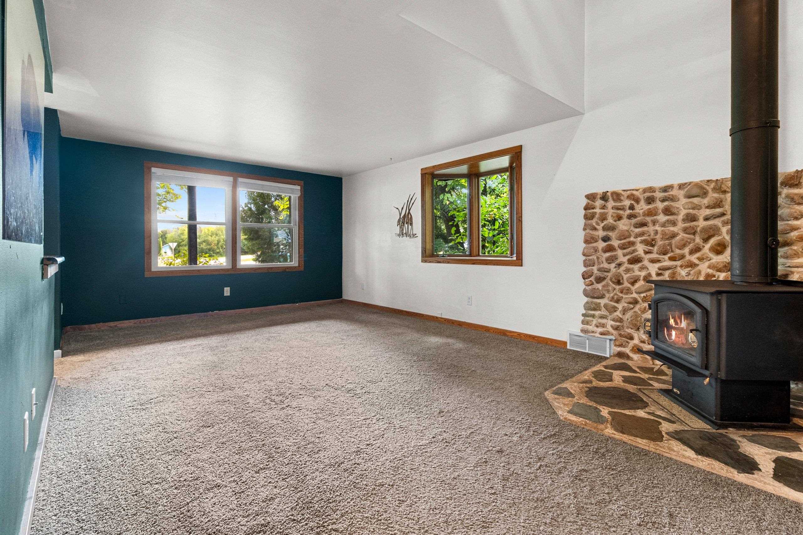 8592 Winncrest Road Neenah, WI 54956 - Photo 5 of 24 Gallery Image 5