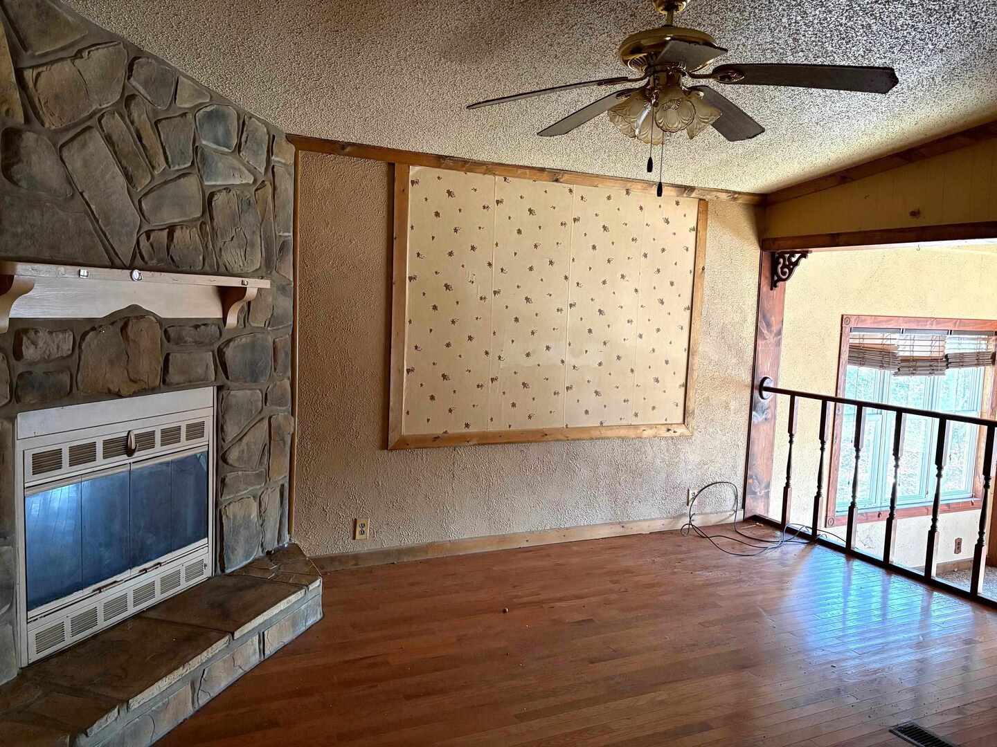 2954 Cardinals Lane Chester, IL 62233 - Photo 8 of 32 a view of a hardwood & utility room