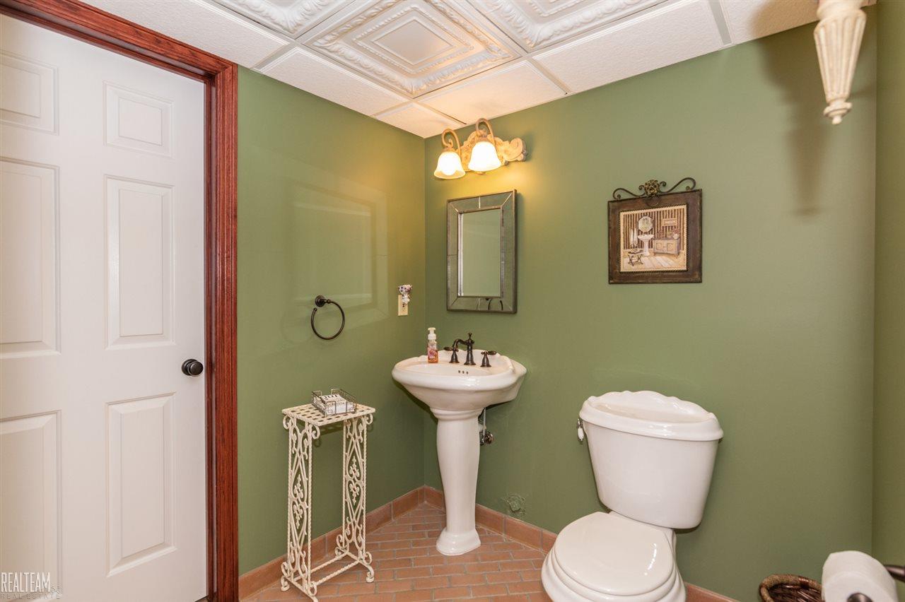 1052 Chesapeake Rochester, MI 48307 - Photo 45 of 54 31358980-46.JPG