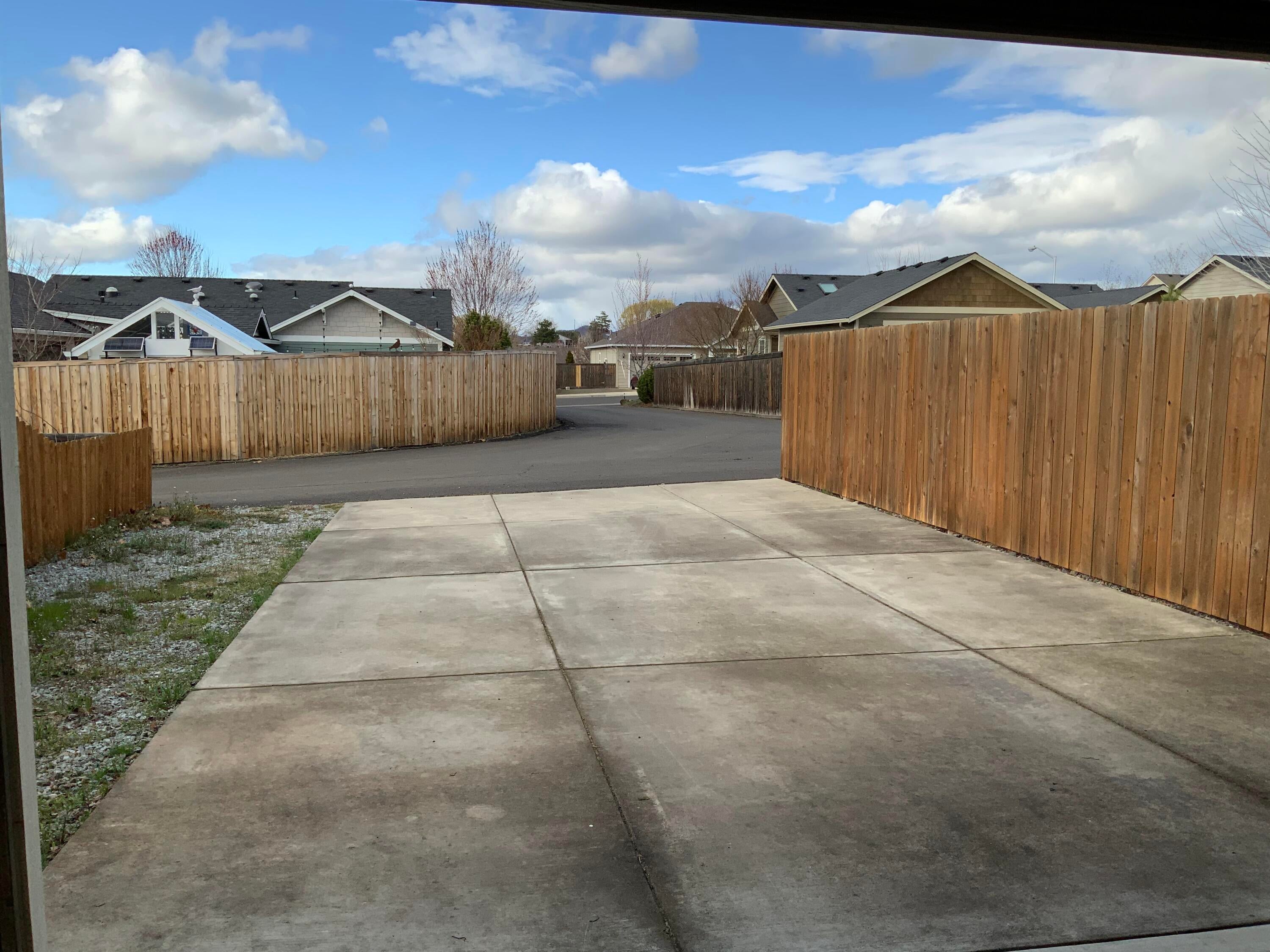 575 Barton Road Eagle Point, OR 97524 - Photo 23 of 26 Drive way