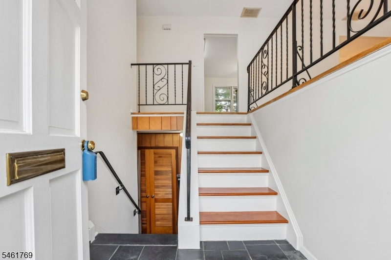 41 Rys Terrace Fair Lawn, NJ 07410 - Photo 4 of 35 Gallery Image 4