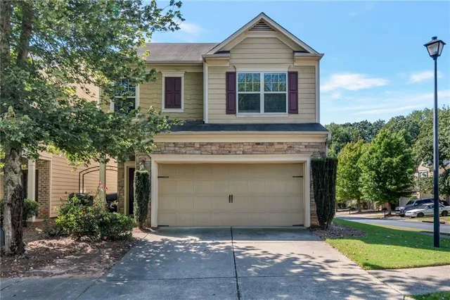 a view of a house with a yard