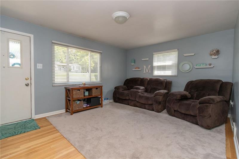 1127 Ridgeway Avenue Aliquippa, PA 15001 - Photo 4 of 17 16x12 Living room