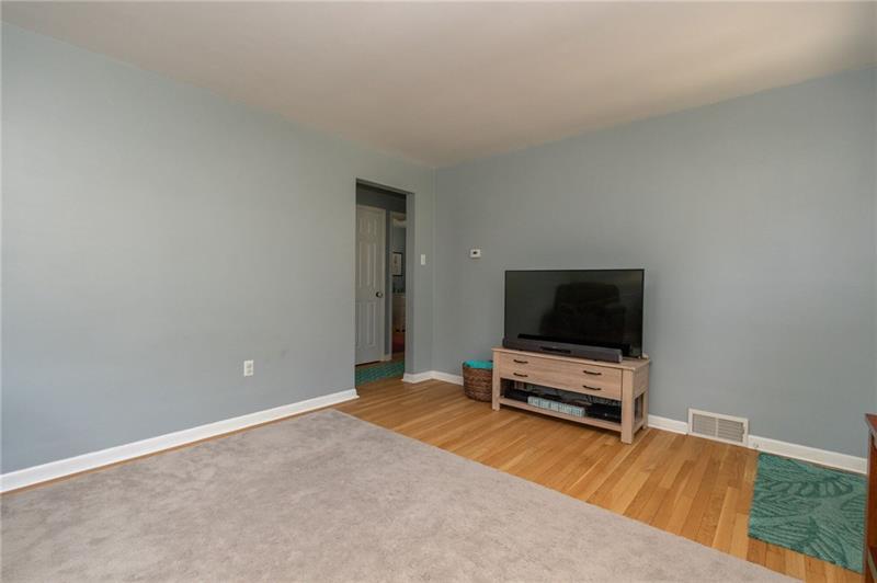 1127 Ridgeway Avenue Aliquippa, PA 15001 - Photo 5 of 17 Living room